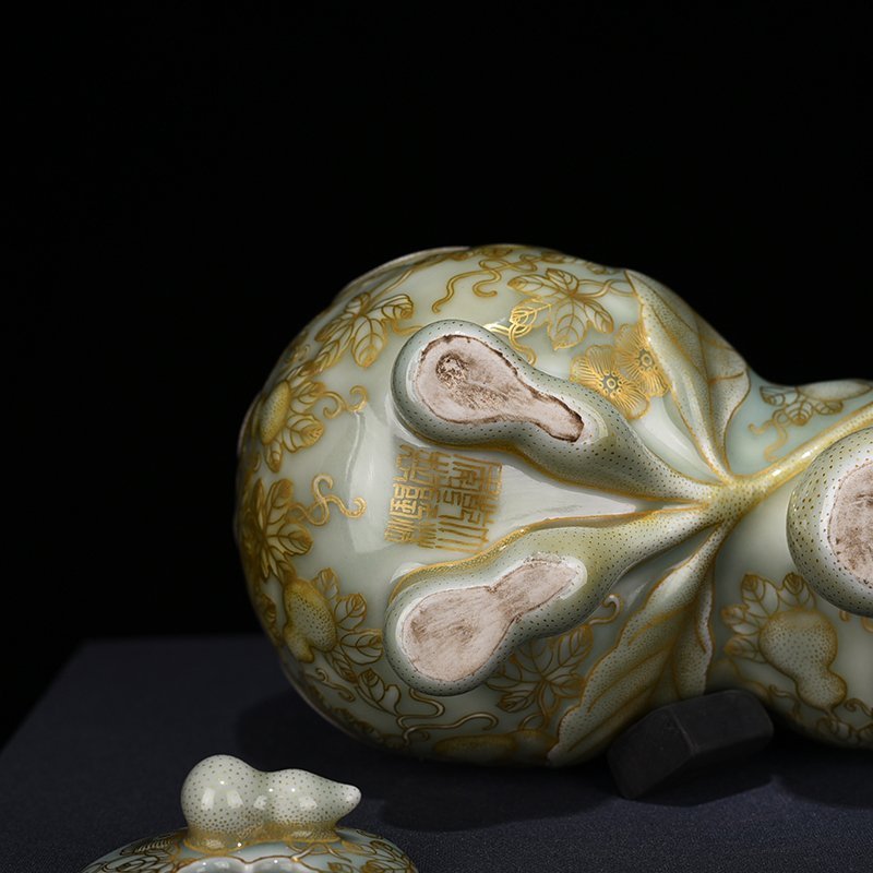 Qing Dynasty Qianlong pink celadon glaze with gold descendants and generations of gourd smokers