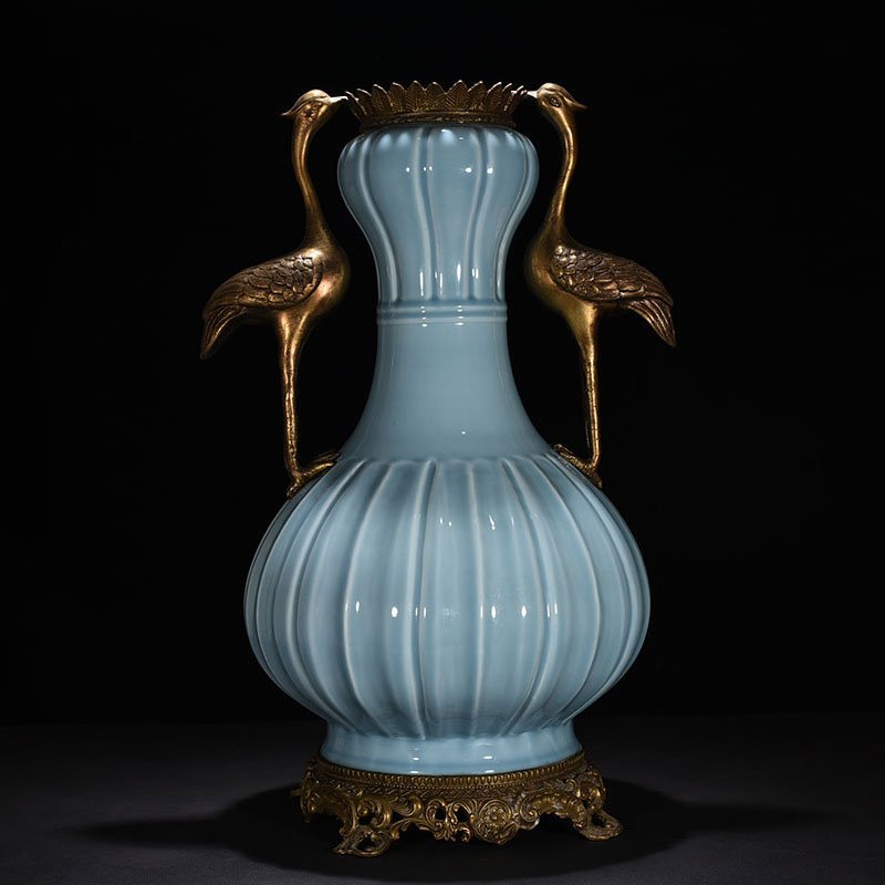 Qing Dynasty Qianlong pink celadon glazed melon-leaf garlic vase