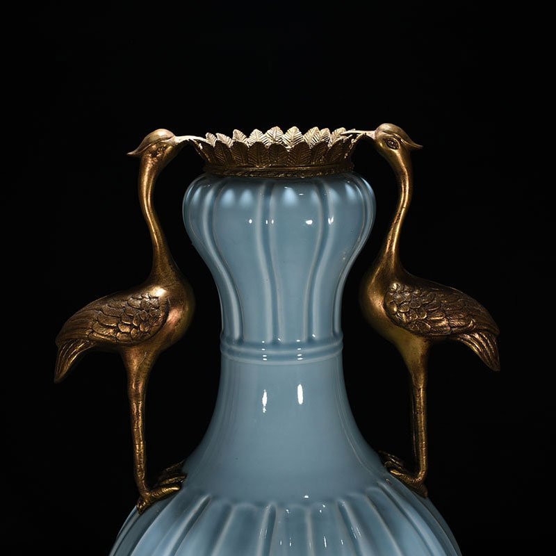 Qing Dynasty Qianlong pink celadon glazed melon-leaf garlic vase