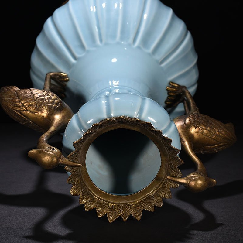 Qing Dynasty Qianlong pink celadon glazed melon-leaf garlic vase