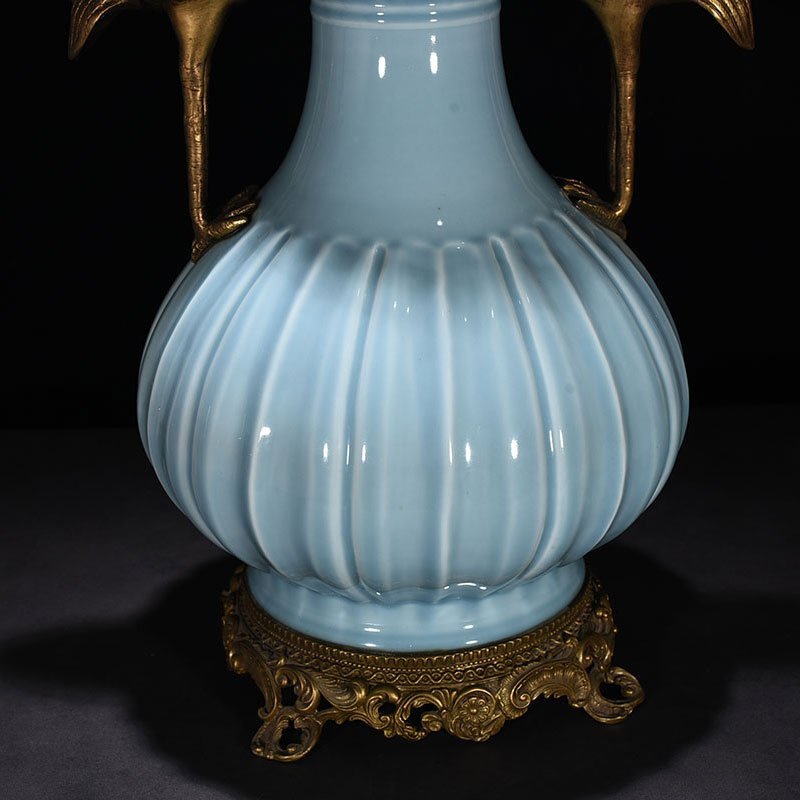 Qing Dynasty Qianlong pink celadon glazed melon-leaf garlic vase