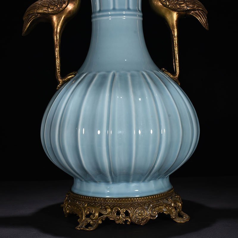 Qing Dynasty Qianlong pink celadon glazed melon-leaf garlic vase