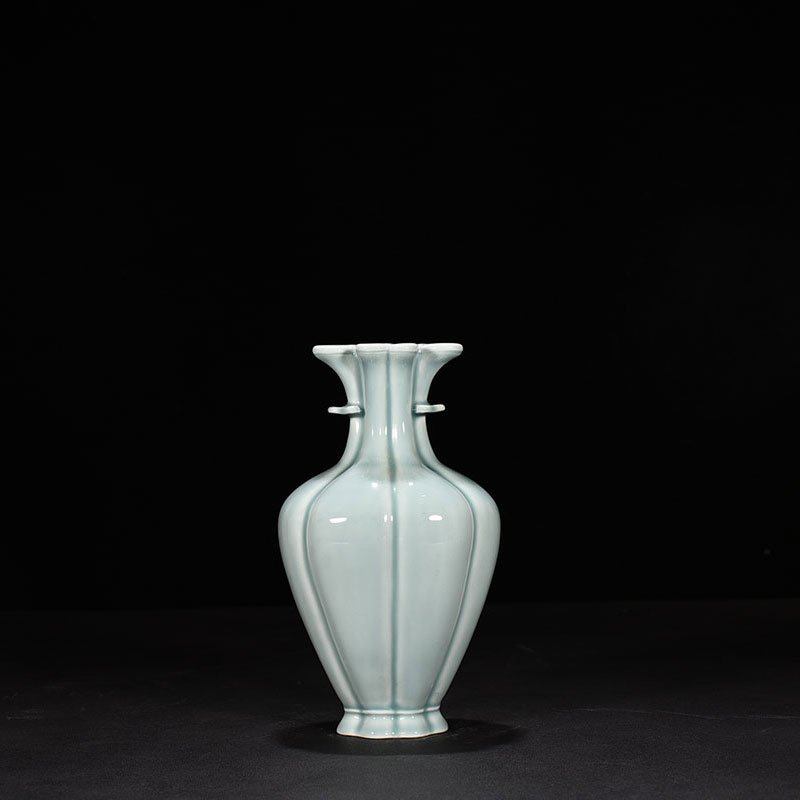 Qing Dynasty Qianlong period of pink celadon glaze plate-length amphora