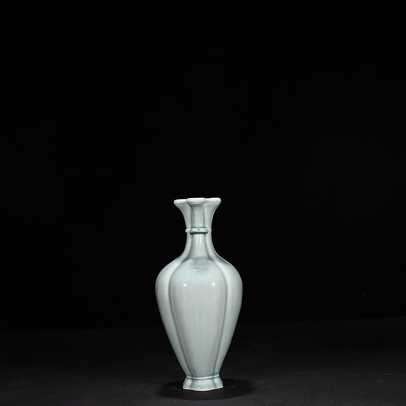 Qing Dynasty Qianlong period of pink celadon glaze plate-length amphora