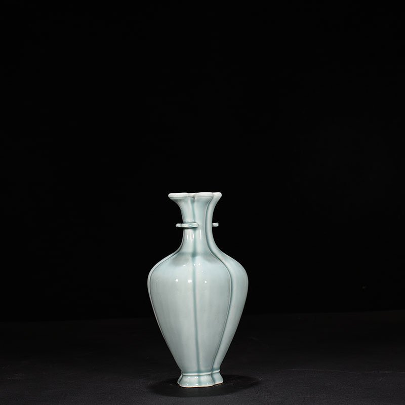 Qing Dynasty Qianlong period of pink celadon glaze plate-length amphora
