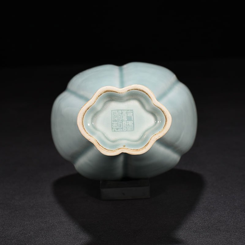 Qing Dynasty Qianlong period of pink celadon glaze plate-length amphora