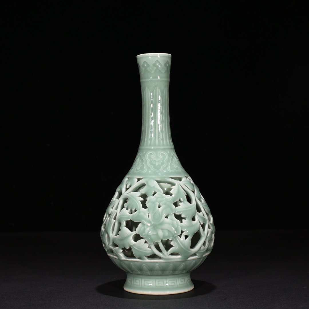 Qing Dynasty Qianlong pink celadon glaze hollow vase with entwined branches and floral patterns