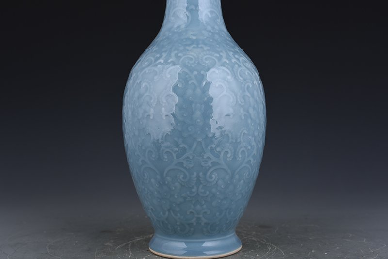 Qing Dynasty Qianlong pink celadon glaze carved flower and peony pattern dish bottle