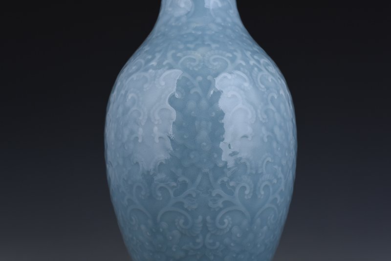 Qing Dynasty Qianlong pink celadon glaze carved flower and peony pattern dish bottle