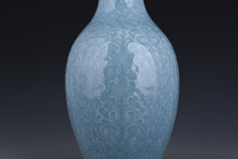 Qing Dynasty Qianlong pink celadon glaze carved flower and peony pattern dish bottle