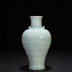 Qing Dynasty Qianlong pink celadon glaze carved flower pattern three series statue