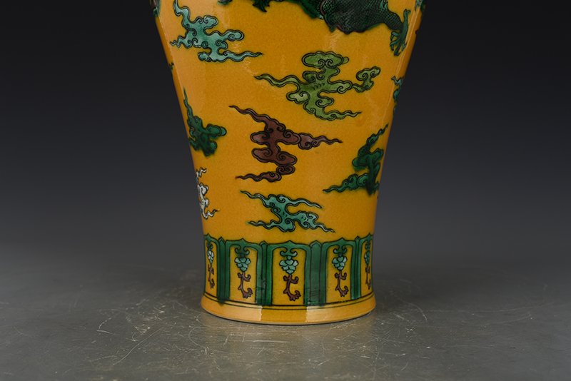 Qing Dynasty Qianlong plain three-color dragon and phoenix pattern plum vase