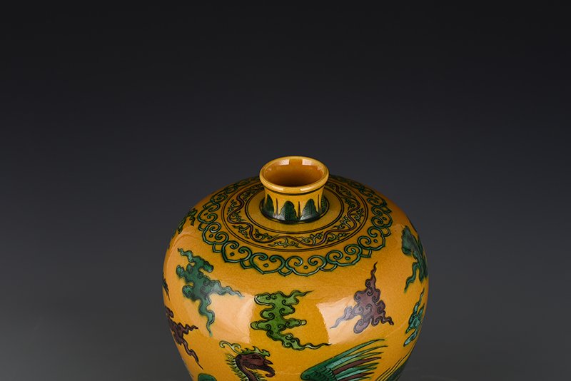 Qing Dynasty Qianlong plain three-color dragon and phoenix pattern plum vase