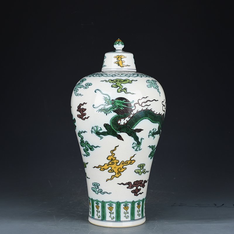 Qing Dynasty Qianlong plain three-color dragon and phoenix pattern plum vase with lid