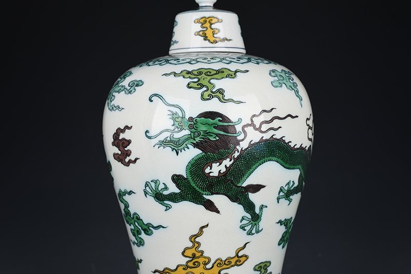 Qing Dynasty Qianlong plain three-color dragon and phoenix pattern plum vase with lid