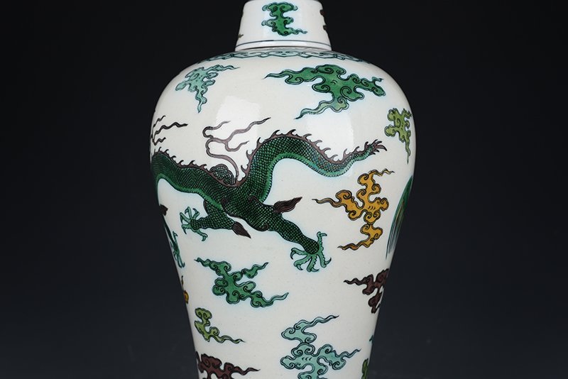 Qing Dynasty Qianlong plain three-color dragon and phoenix pattern plum vase with lid