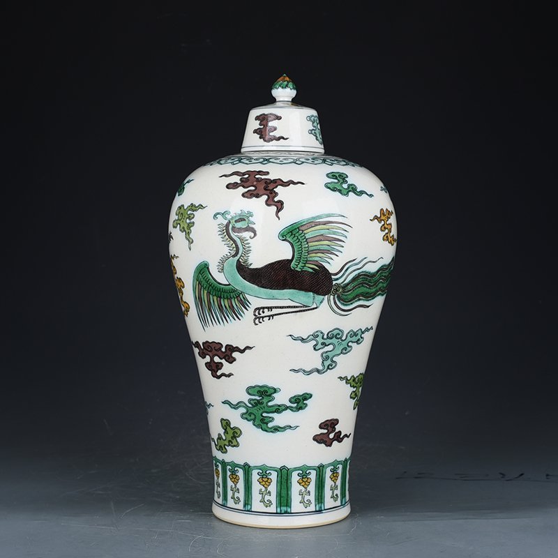 Qing Dynasty Qianlong plain three-color dragon and phoenix pattern plum vase with lid
