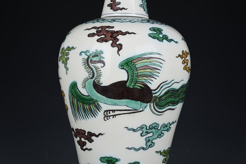 Qing Dynasty Qianlong plain three-color dragon and phoenix pattern plum vase with lid