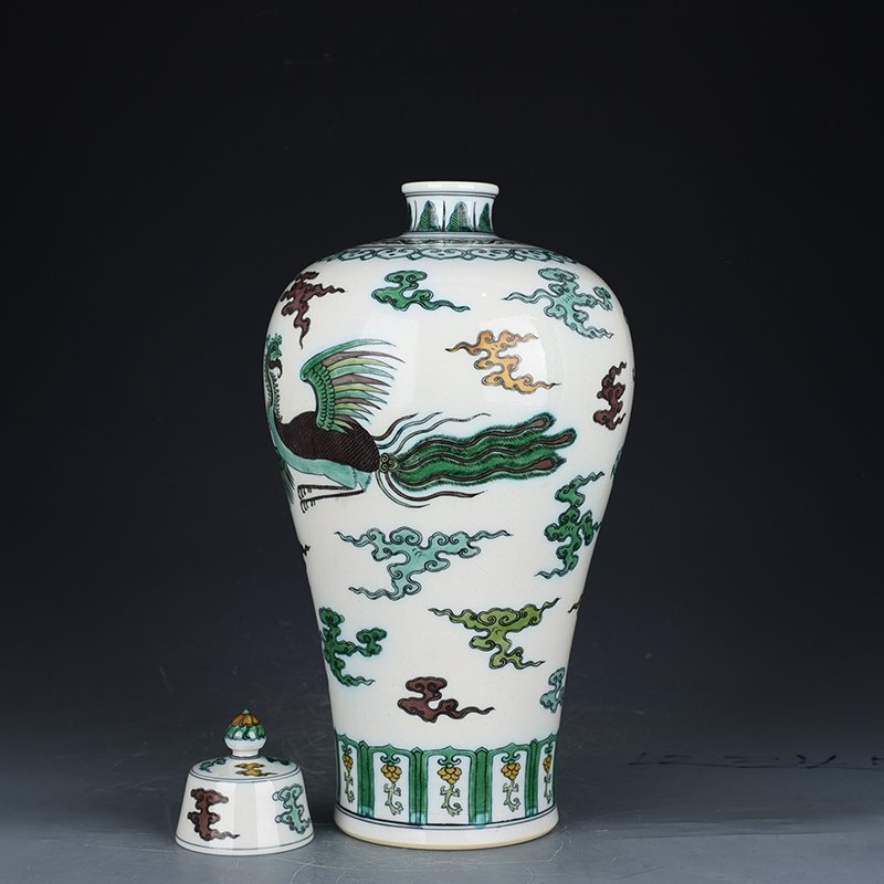 Qing Dynasty Qianlong plain three-color dragon and phoenix pattern plum vase with lid