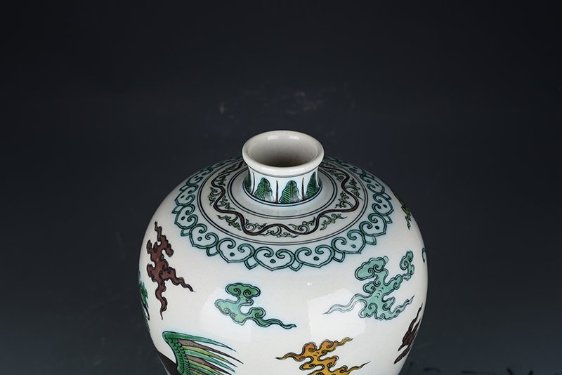 Qing Dynasty Qianlong plain three-color dragon and phoenix pattern plum vase with lid