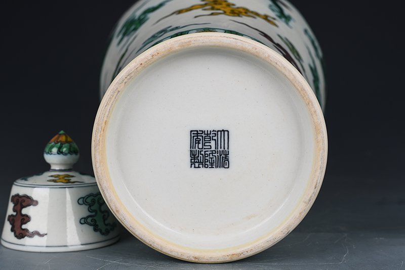 Qing Dynasty Qianlong plain three-color dragon and phoenix pattern plum vase with lid