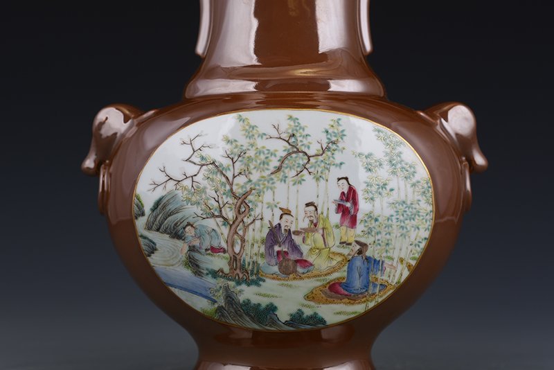 Qing Dynasty Qianlong purple gold glaze consecrated pastel figure pattern flat bottle