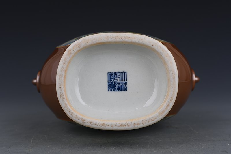 Qing Dynasty Qianlong purple gold glaze consecrated pastel figure pattern flat bottle