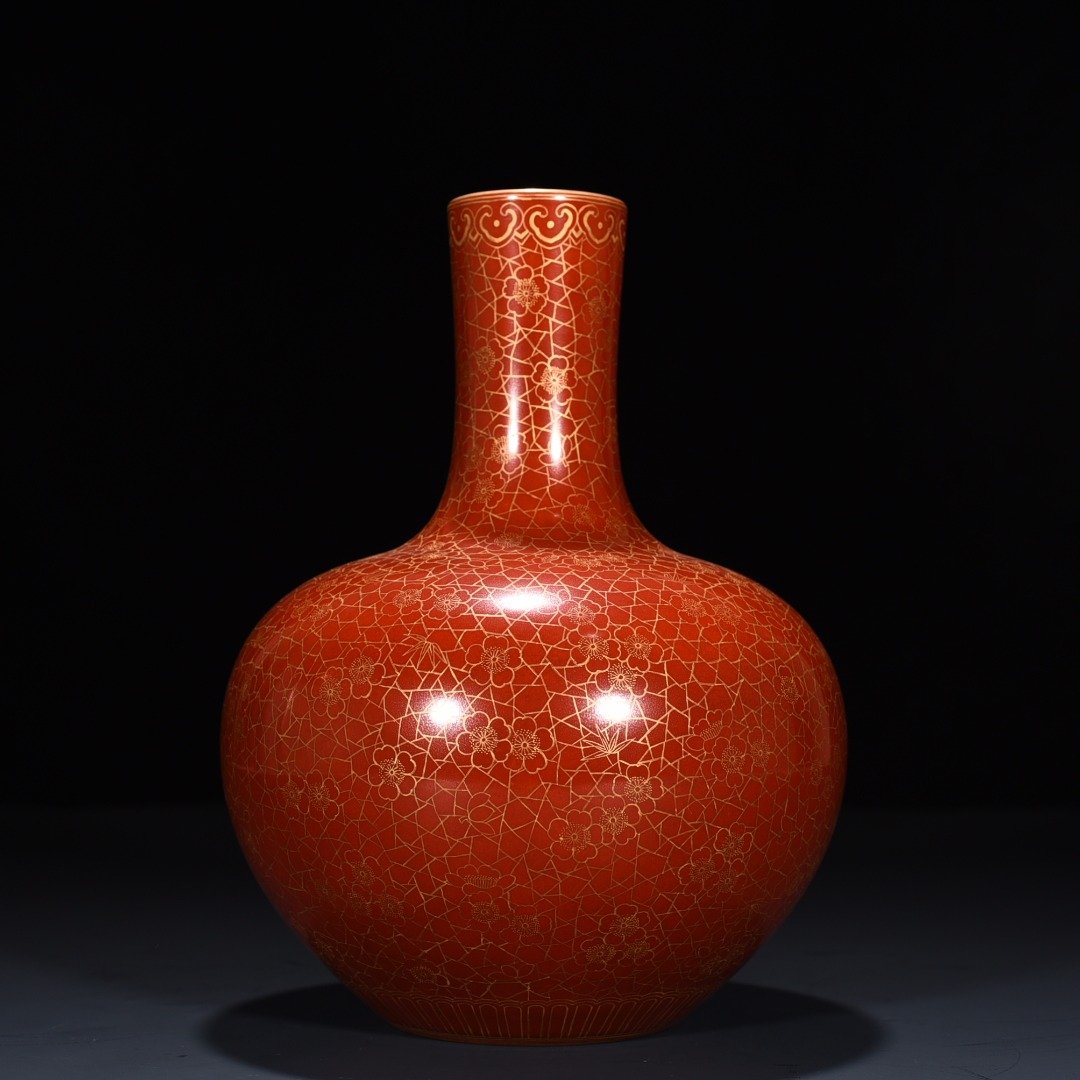 Qing Dynasty Qianlong red ground gold ice plum pattern celestial sphere vase