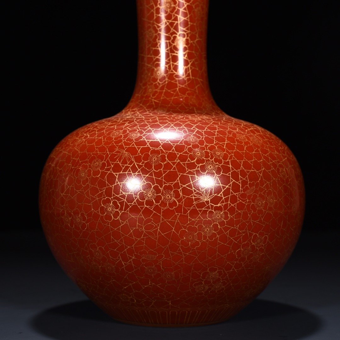 Qing Dynasty Qianlong red ground gold ice plum pattern celestial sphere vase