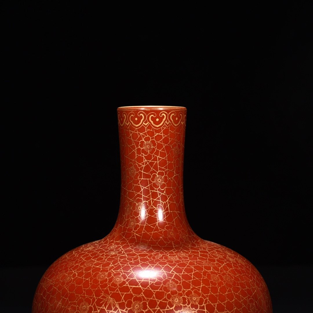 Qing Dynasty Qianlong red ground gold ice plum pattern celestial sphere vase