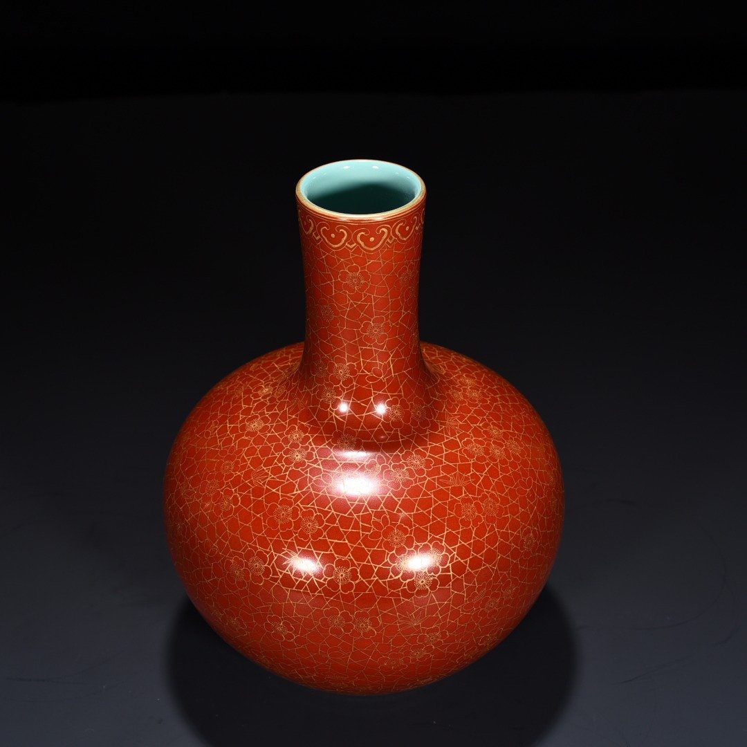 Qing Dynasty Qianlong red ground gold ice plum pattern celestial sphere vase