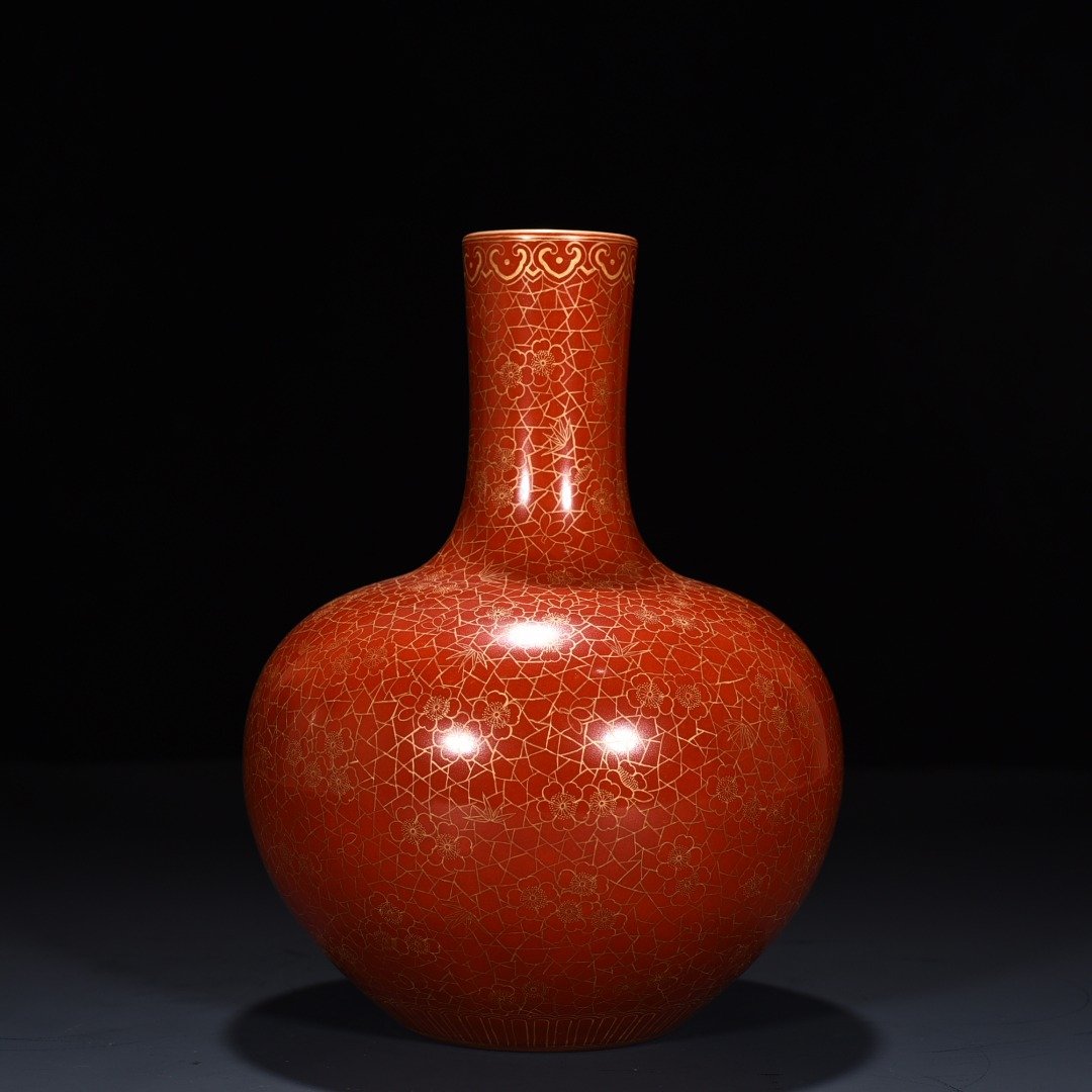 Qing Dynasty Qianlong red ground gold ice plum pattern celestial sphere vase
