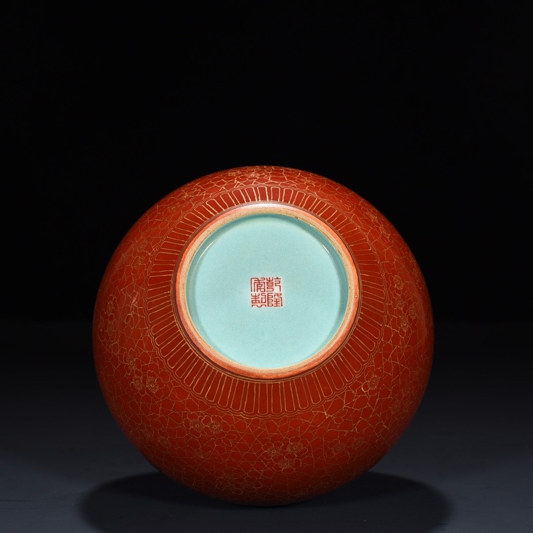 Qing Dynasty Qianlong red ground gold ice plum pattern celestial sphere vase