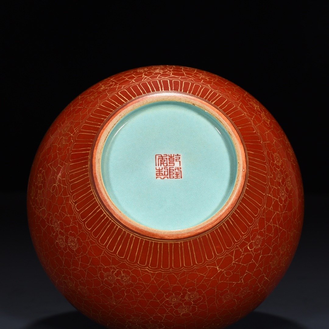 Qing Dynasty Qianlong red ground gold ice plum pattern celestial sphere vase