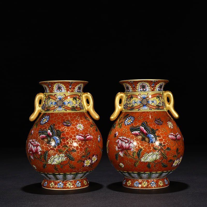 Qing Dynasty Qianlong a double-eared vase with pastels