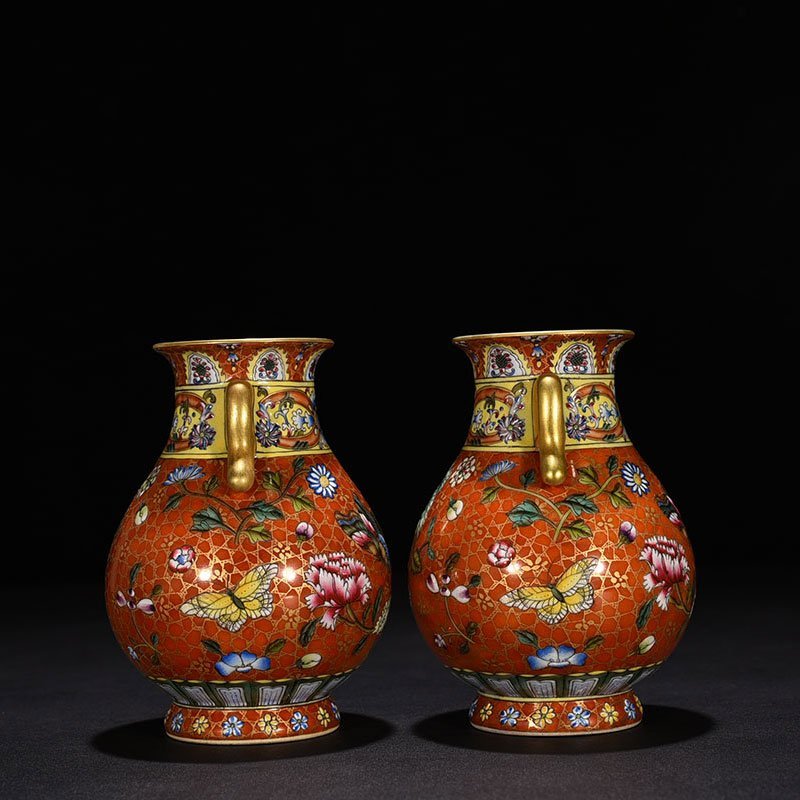 Qing Dynasty Qianlong a double-eared vase with pastels