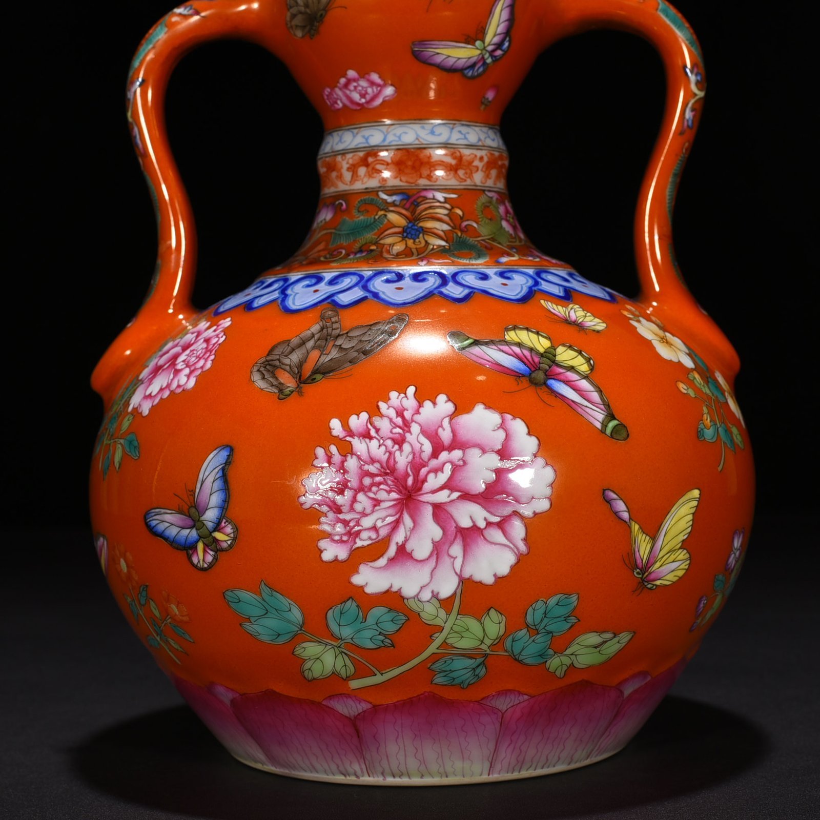 Qing Dynasty Qianlong red ground pastel butterfly love pattern Ruyi ear garlic vase
