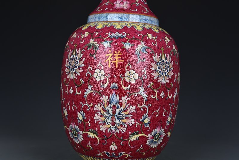Qing Dynasty Qianlong period of the   auspicious and wishful amphora with red ground