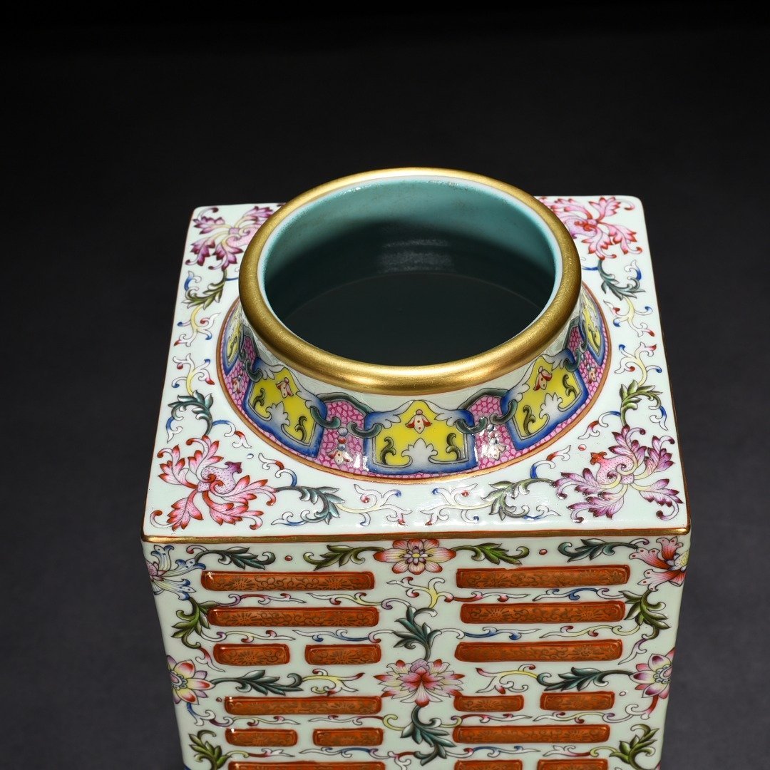 Qing Dynasty Qianlong green land enamel color painted gold flower carving Bagua Cong style vase