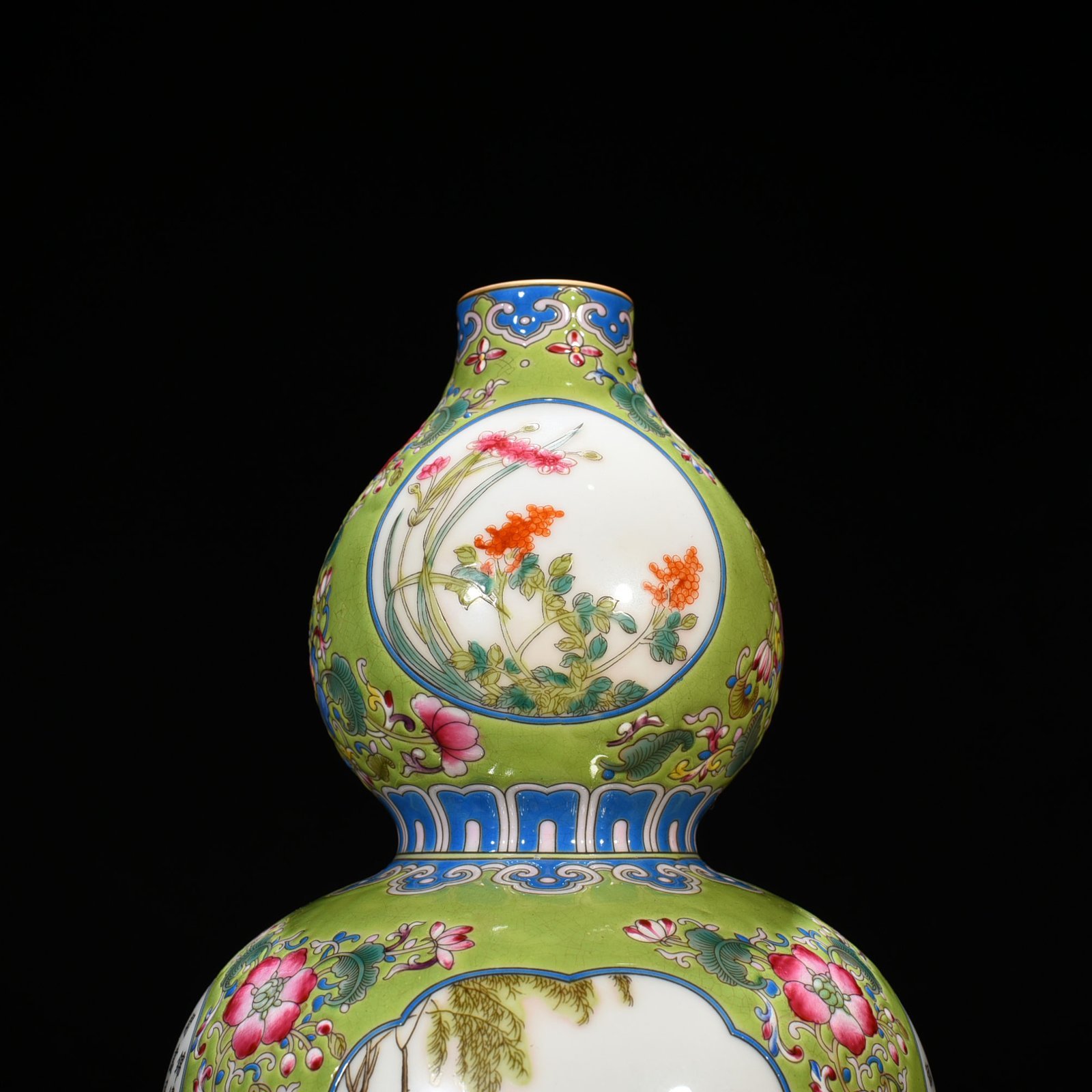 Qing Qianlong green space enamel gourd vase with floral verse pattern