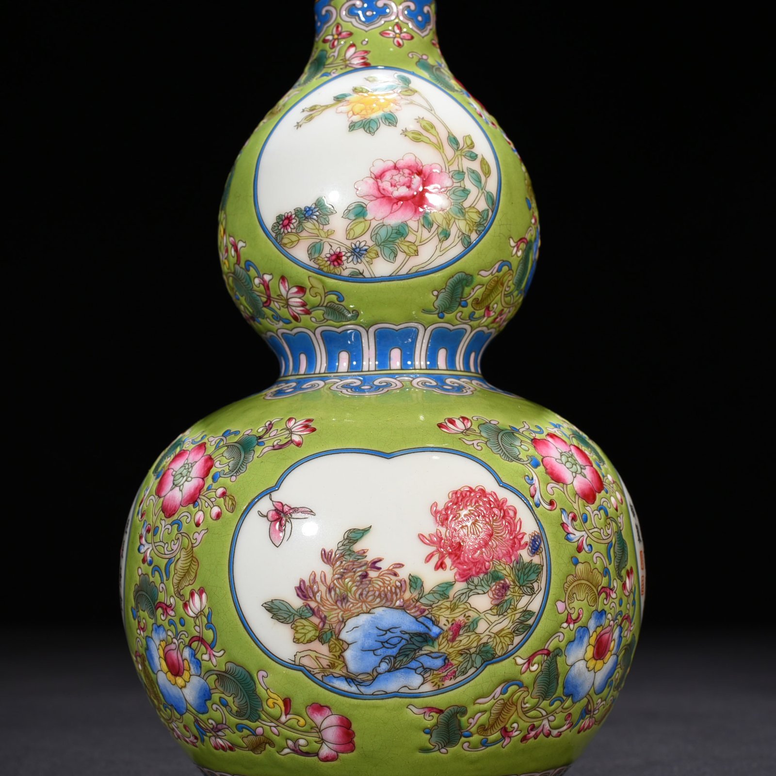 Qing Qianlong green space enamel gourd vase with floral verse pattern