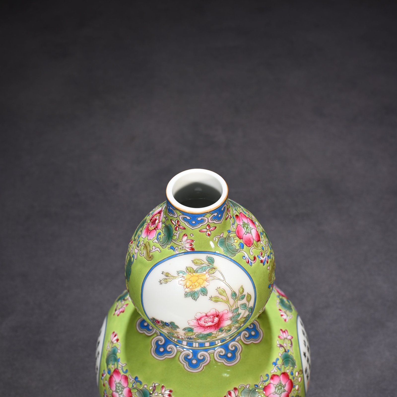 Qing Qianlong green space enamel gourd vase with floral verse pattern