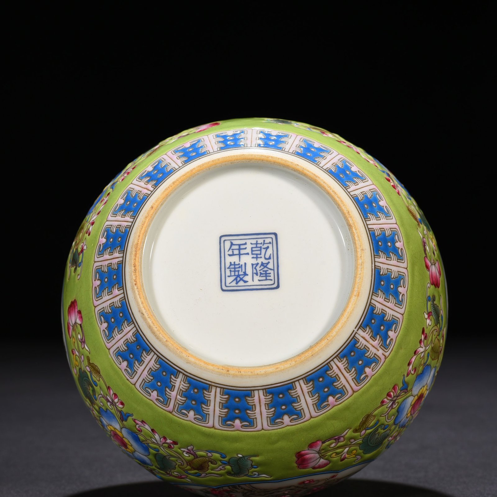 Qing Qianlong green space enamel gourd vase with floral verse pattern