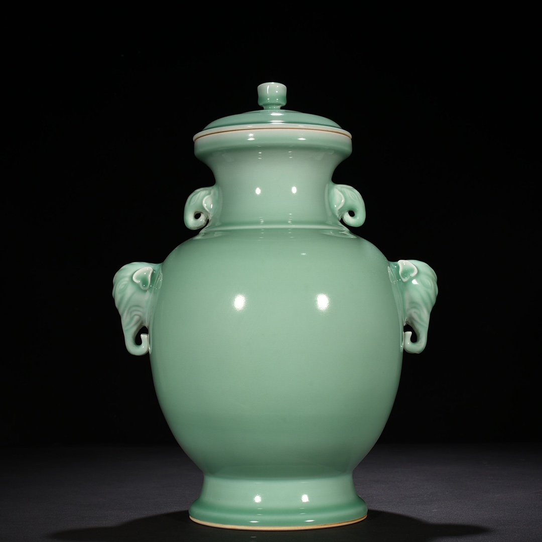 Qing Dynasty Qianlong emerald green glazed elephant ear statue