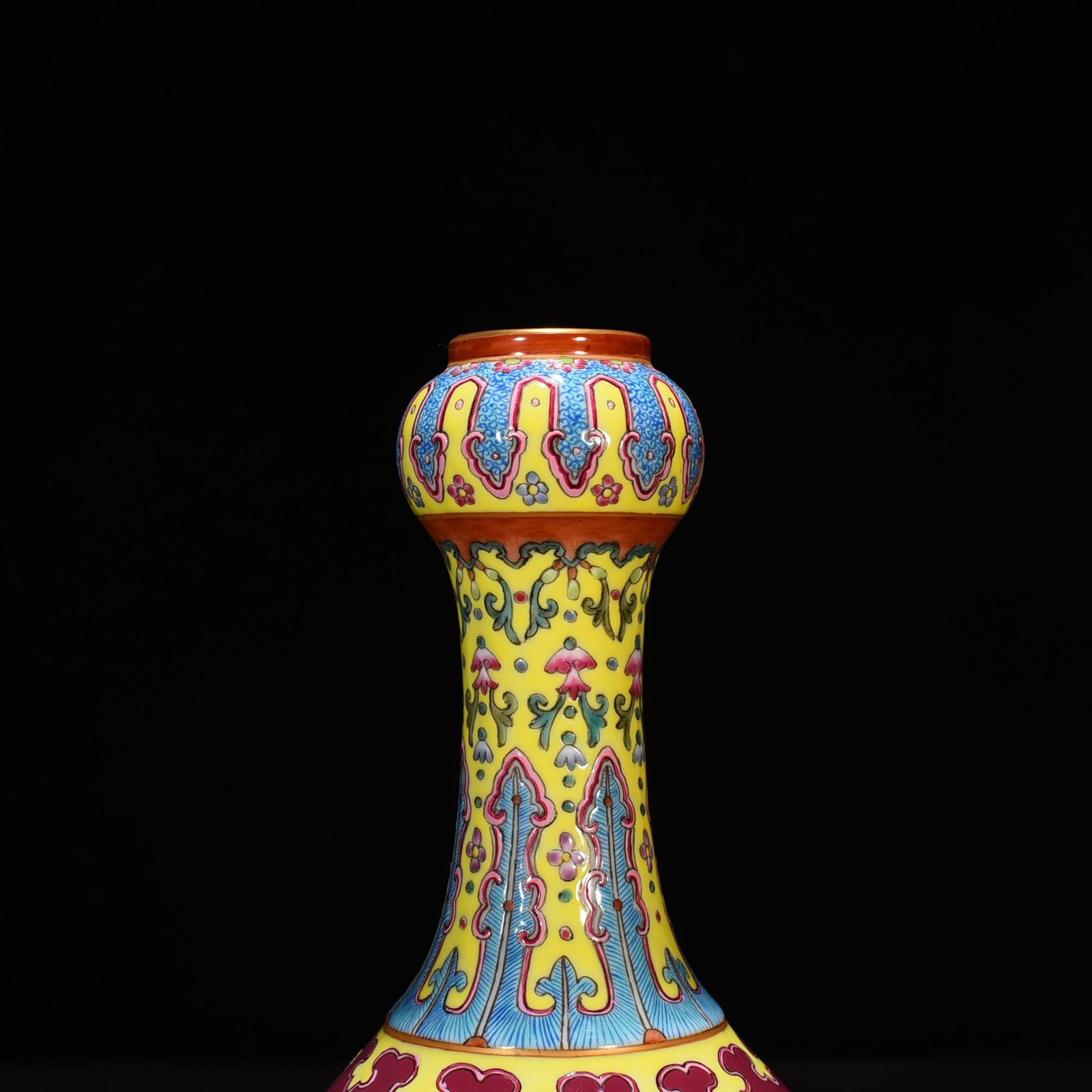 Qing Dynasty Qianlong rouge red ground enamel garlic vase with lotus pattern