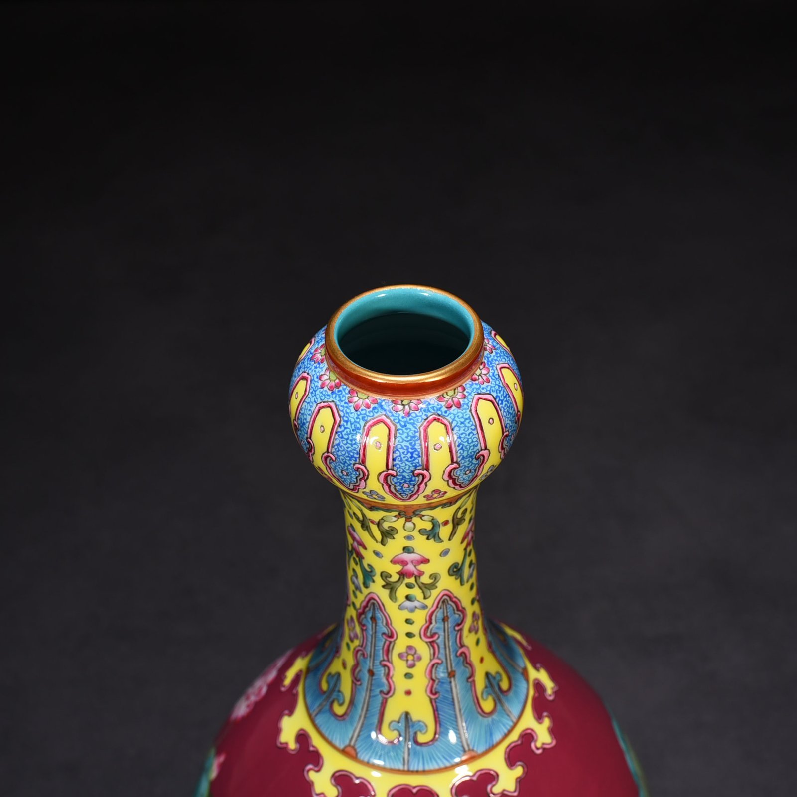 Qing Dynasty Qianlong rouge red ground enamel garlic vase with lotus pattern