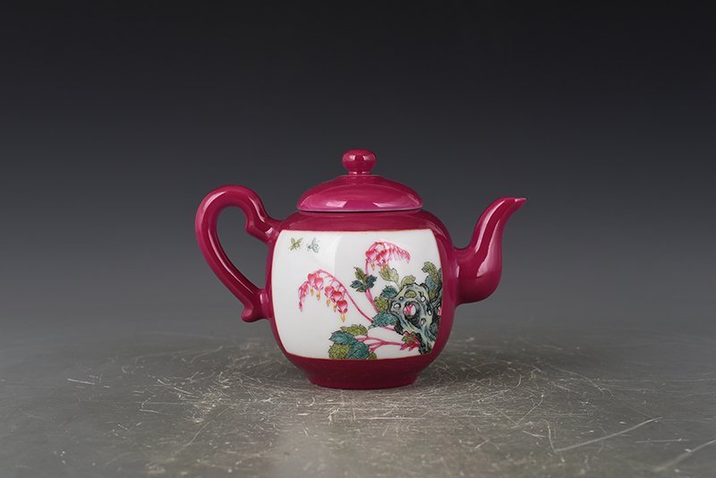Qing Qianlong rouge red consecrated flower and bird pot  antique antique porcelain