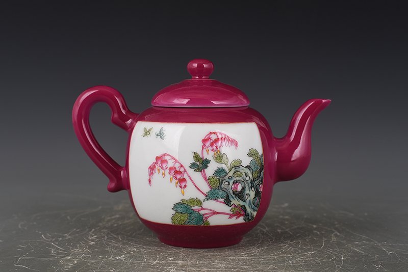 Qing Qianlong rouge red consecrated flower and bird pot  antique antique porcelain