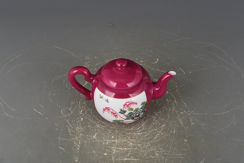 Qing Qianlong rouge red consecrated flower and bird pot  antique antique porcelain
