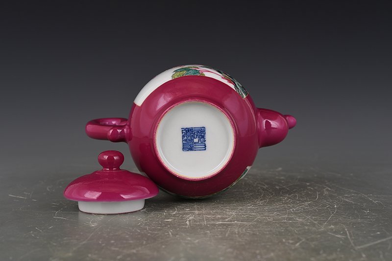 Qing Qianlong rouge red consecrated flower and bird pot  antique antique porcelain